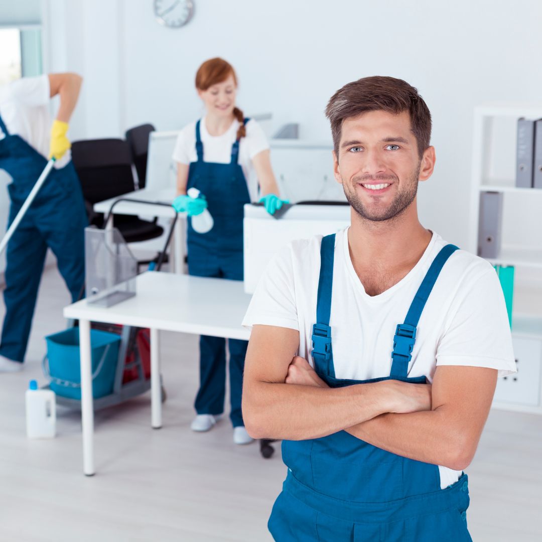 Equipo de limpieza profesional uniformado