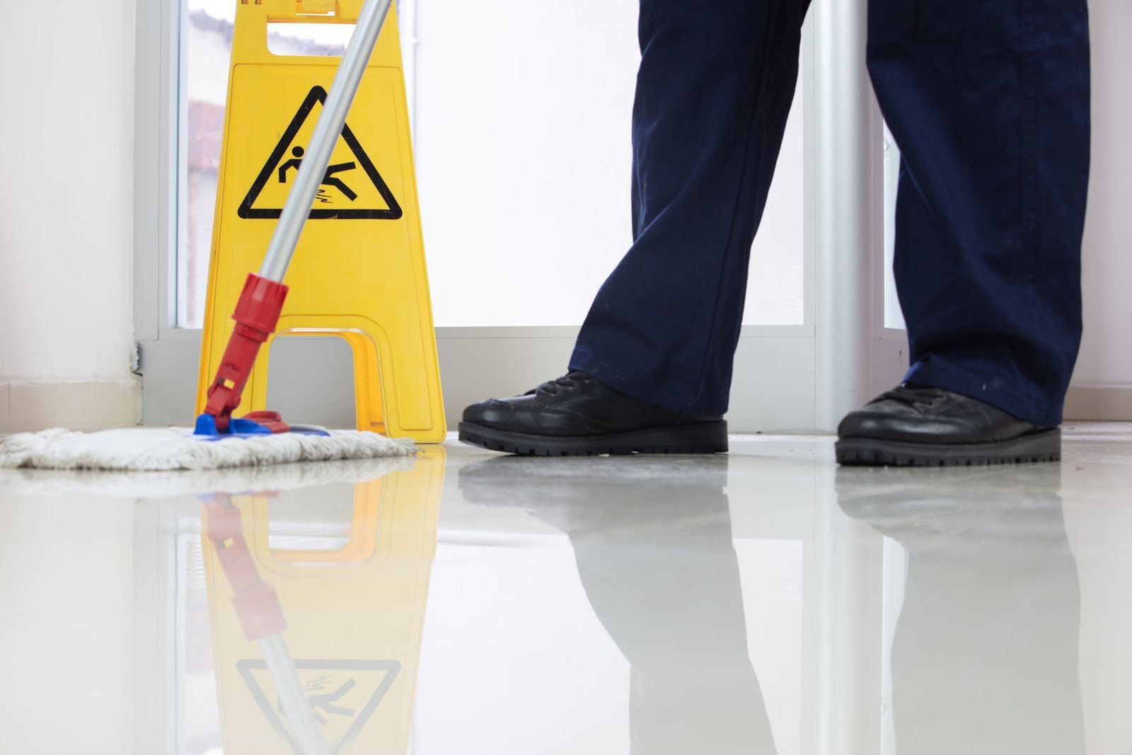 Limpieza profesional de suelos con productos industriales