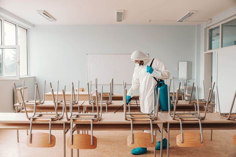 Desinfección y limpieza en colegios para evitar la propagación de la gripe